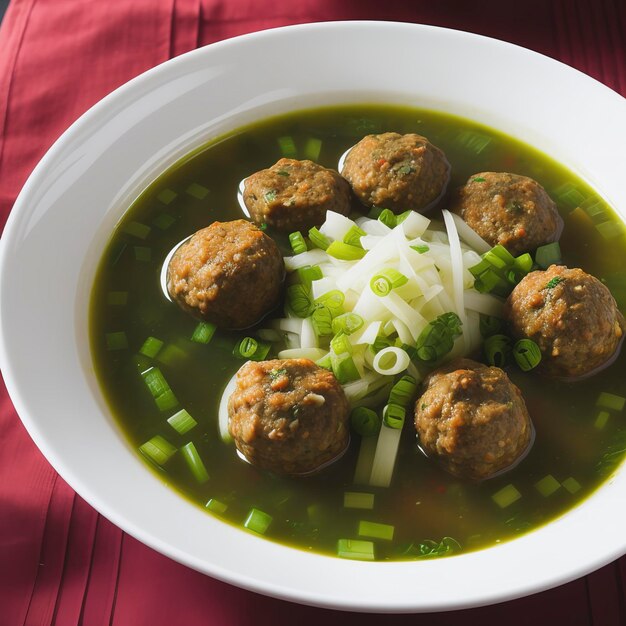 Sopa de legumes com almôndegas e guarnição de cebola verde Foco seletivo