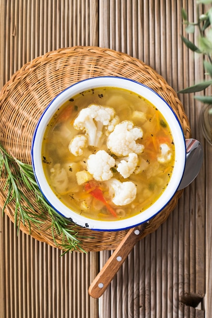 Sopa de legumes com batata cenoura e couve-flor Comida caseira