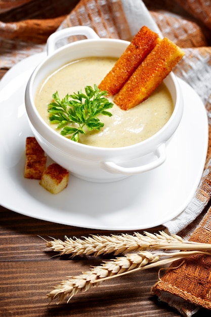 Sopa de legumes com especiarias e pão frito.