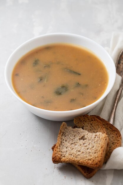 Sopa de legumes com espinafre na tigela