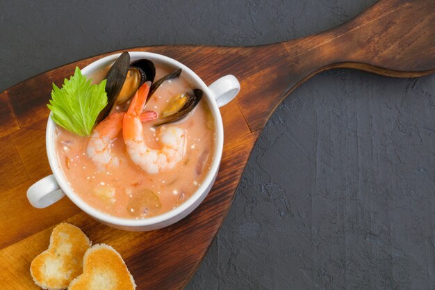 Foto sopa de legumes com frutos do mar