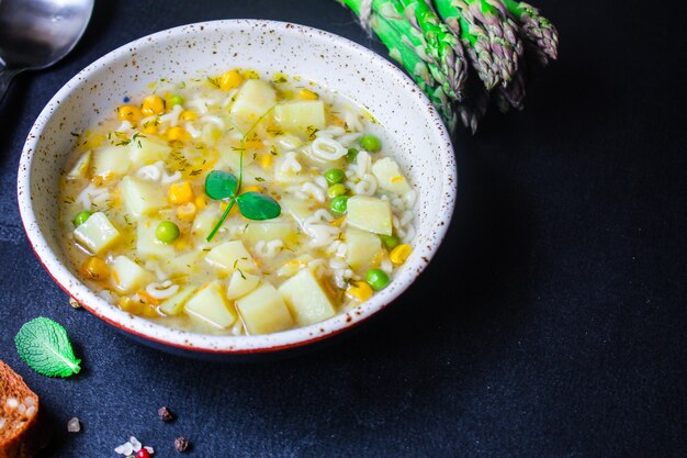 Sopa de legumes e macarrão alfabeto, ervilhas, milho