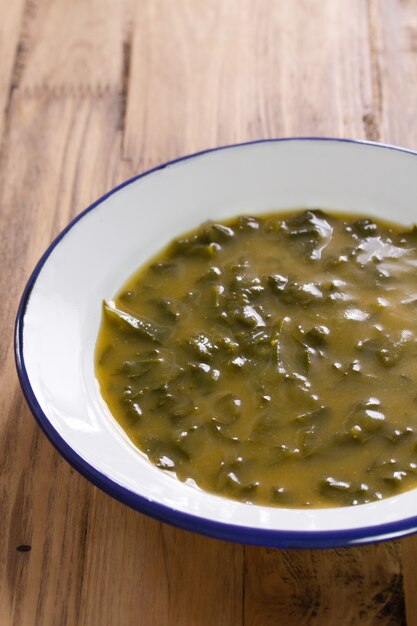 Sopa de legumes em chapa branca