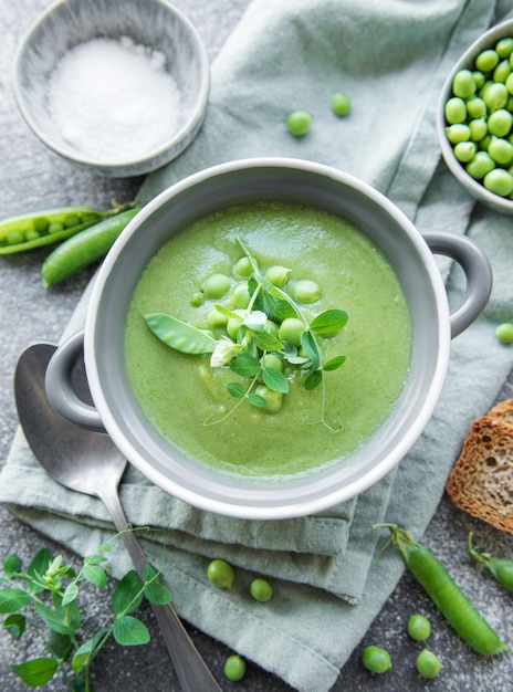 Sopa de legumes fresca feita de ervilhas verdes