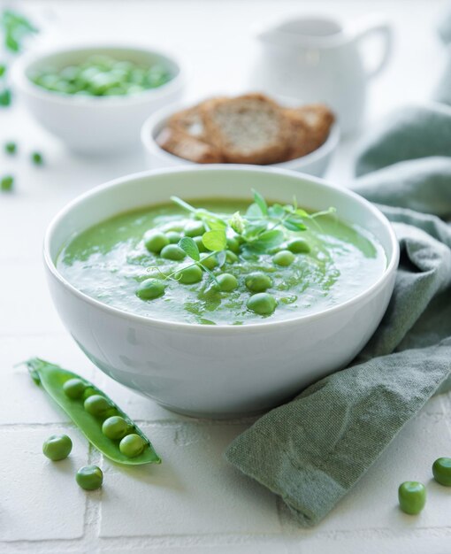 Sopa de legumes fresca feita de ervilhas verdes