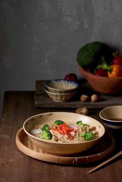 Sopa de legumes frescos com macarrão