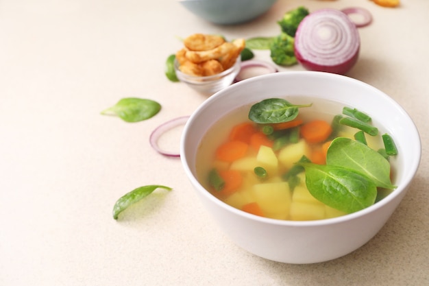 Sopa de legumes isolada na mesa da cozinha