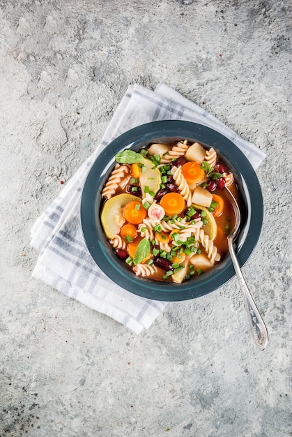 Sopa de legumes italiana Minestrone com macarrão fusilli