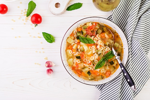 Sopa de legumes minestrone com macarrão