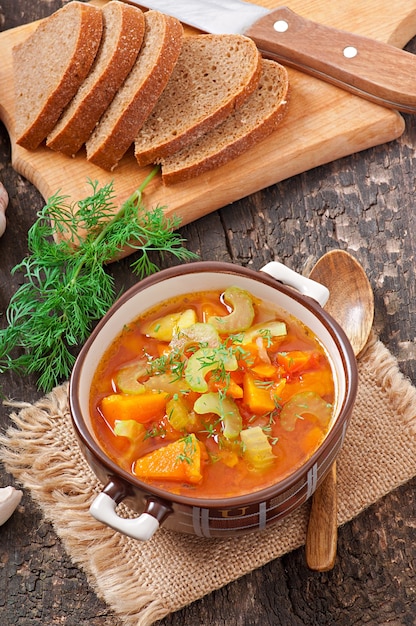 Sopa de legumes na superfície de madeira velha