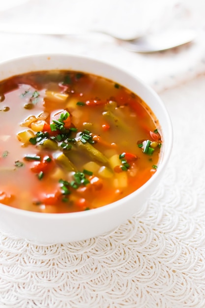 Sopa de legumes quente na tigela de comida caseira e refeição caseira