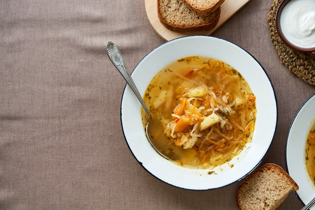 Sopa de legumes russa tradicional com repolho em uma tigela branca