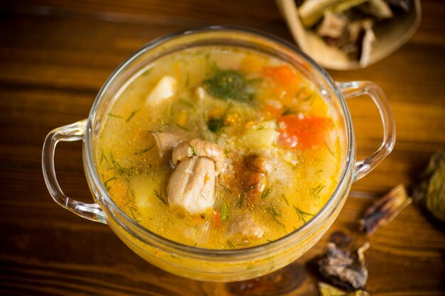 Foto sopa de legumes vegetariana com cogumelos porcini em uma tigela de vidro