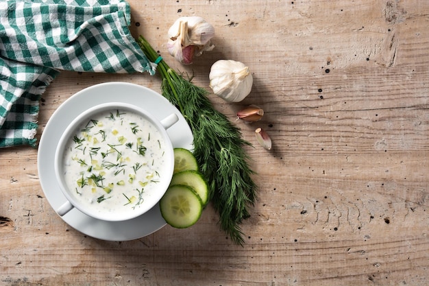 Sopa de leite azedo tarator búlgaro na mesa de madeira