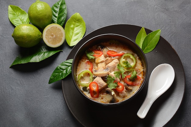 Sopa de leite de coco estilo tailandês - Tom Kha Gai com frango