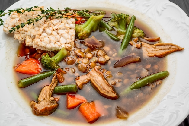 Sopa de lentilha com cogumelos porcini no escuro