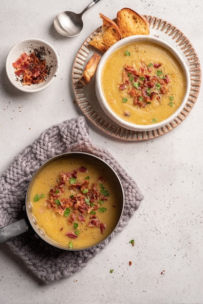 Sopa de lentilha de ervilha enfeite com bacon e costela de porco