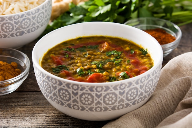 Sopa de lentilha indiana dhal em uma tigela sobre uma mesa de madeira