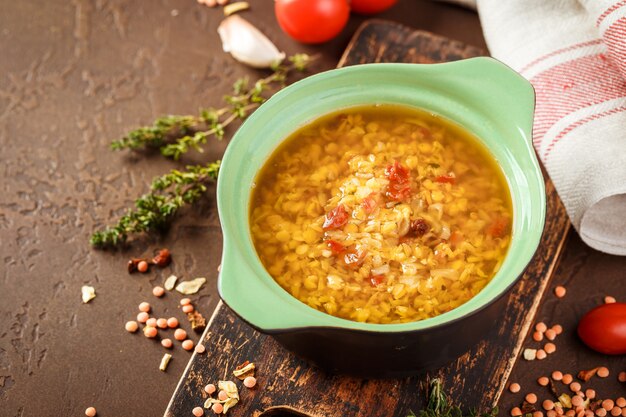 Foto sopa de lentilha - masoor dal ou dal tadka curry