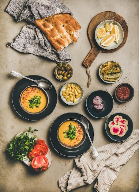 Sopa de lentilha tradicional turca Legumes e especiarias do pão sírio Mercimek