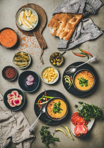 Sopa de lentilha tradicional turca Mercimek sobre a vista superior de fundo de concreto