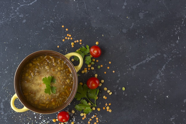 Sopa de lentilha turca tradicional. sopa vegetariana caseira