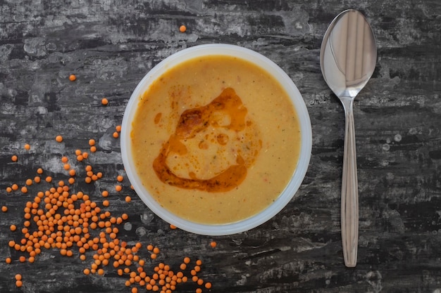 Sopa de lentilha vermelha. Comida tradicional do Oriente Médio