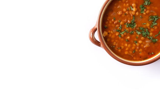 Sopa de lentilha vermelha em uma tigela isolada no fundo branco