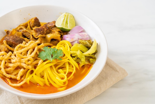 Sopa de macarrão ao curry do norte da Tailândia com carne de porco assada