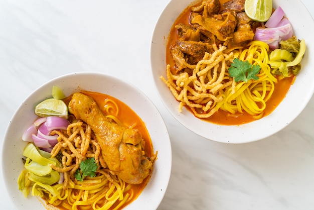 Sopa de macarrão ao curry do norte da Tailândia com frango e porco assado