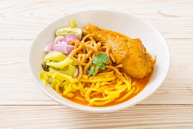 Sopa de macarrão ao curry do norte da Tailândia com frango (Kao Soi Kai) - comida tailandesa