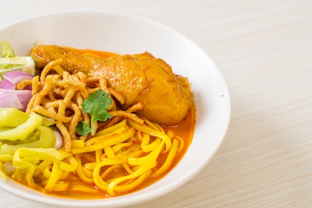 Sopa de macarrão ao curry do norte da Tailândia com frango (Kao Soi Kai) - comida tailandesa