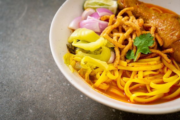 Sopa de macarrão ao curry do norte da Tailândia com frango (Kao Soi Kai) - comida tailandesa