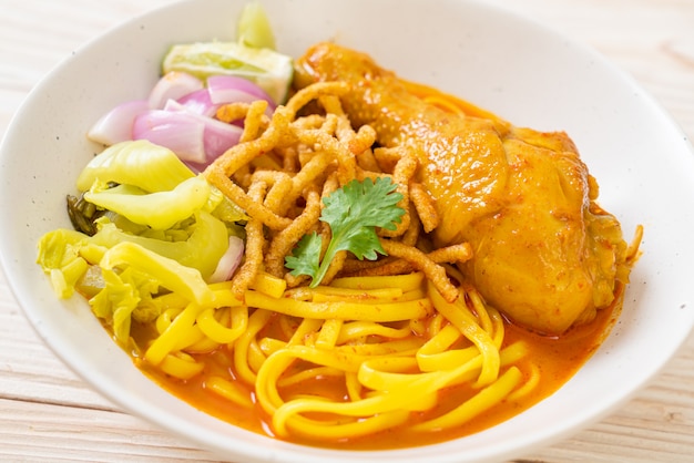 Sopa de macarrão ao curry do norte da Tailândia com frango