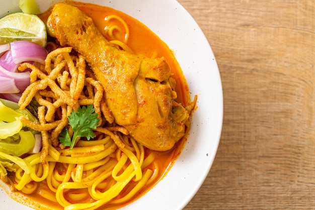 Sopa de macarrão ao curry do norte da Tailândia com frango