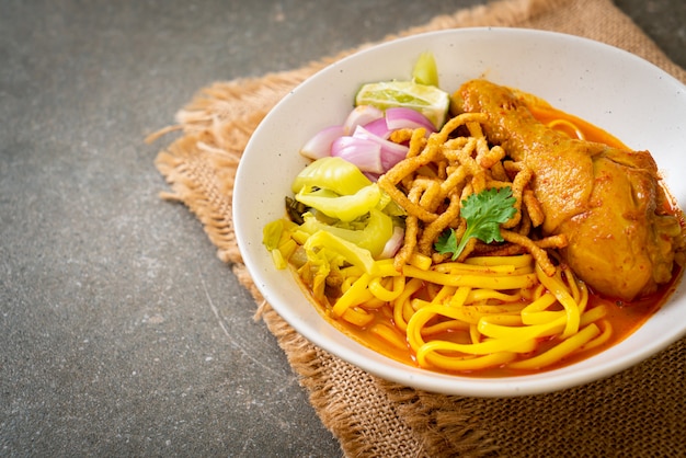 Sopa de macarrão ao curry do norte da Tailândia com frango