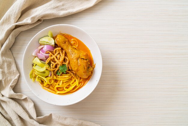 Sopa de macarrão ao curry do norte da Tailândia com frango