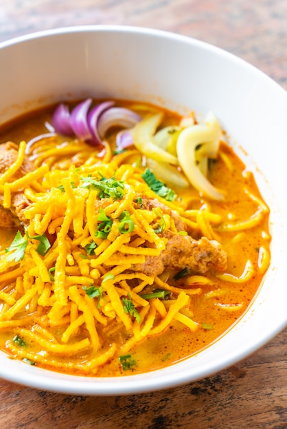 Sopa de macarrão ao curry estilo norte da Tailândia com frango