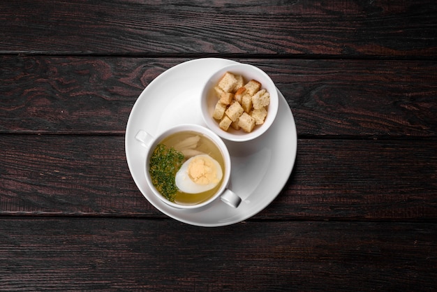 Sopa de macarrão asiática, ramen com frango, legumes e ovo em uma tigela branca