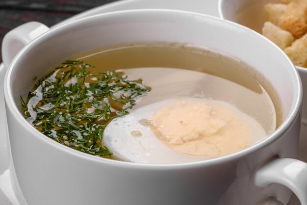 Sopa de macarrão asiática, ramen com frango, legumes e ovo em uma tigela branca