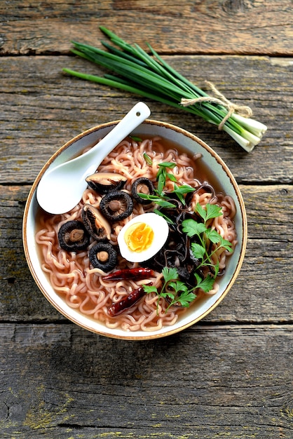 Sopa de macarrão asiático com cogumelos