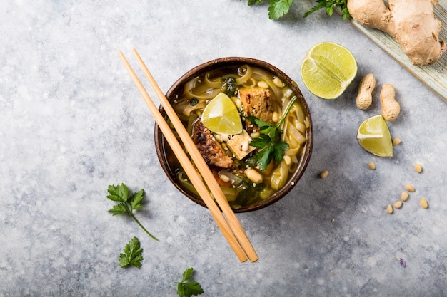 Sopa de macarrão asiático miso ramen com tempeh ou tempe em uma tigela.