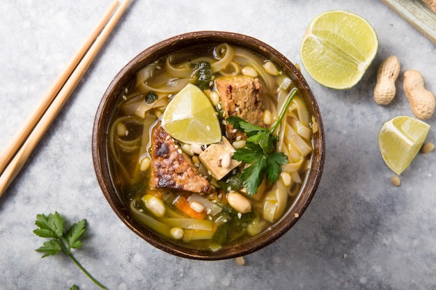 Sopa de macarrão asiático Miso Ramen com tempeh ou tempe em uma tigela.