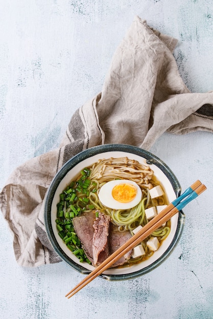 Sopa de macarrão asiático