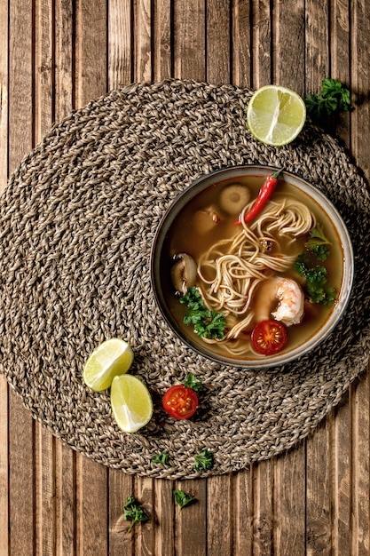 Foto sopa de macarrão asiático