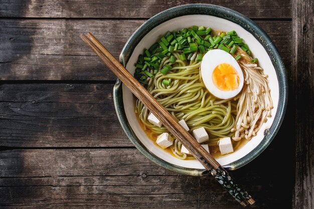 Sopa de macarrão asiático