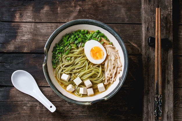 Sopa de macarrão asiático