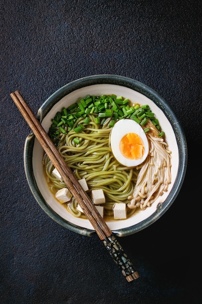 Sopa de macarrão asiático