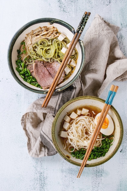 Sopa de macarrão asiático