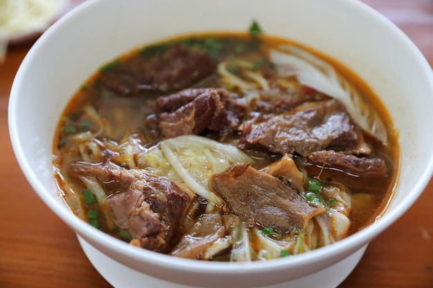 Sopa de macarrão chinês de carne